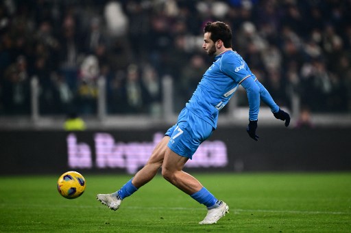 Kedua tim sudah menyepakati paket tawaran tersebut sehingga Kvaratskhelia sudah mendapatkan lampu hijau dari PSG untuk pindah ke Paris.