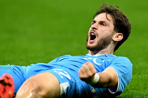 Khvicha Kvaratskhelia meninggalkan Napoli dan akan bergabung dengan Paris Saint-Germain, yang menurut pakar transfer Fabrizio Romano, bernilai 70 juta Euro (Rp1,17 triliun).