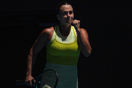 Petenis nomor satu dunia dan juara bertahan dua kali Aryna Sabalenka mengalahkan petenis peringkat 42 Clara Tauson dengan skor 7-6(5), 6-4 dalam pertandingan babak ketiga Australian Open di Rod Laver Arena, Jumat, 17 Januari 2025.