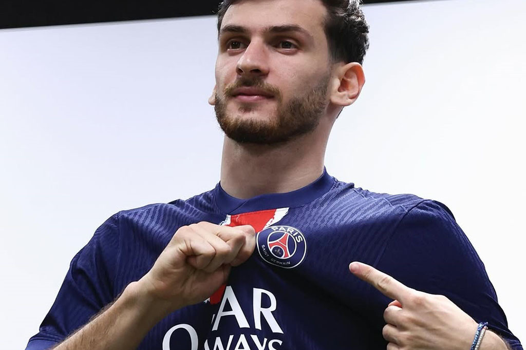 Khvicha Kvaratskhelia resmi berseragam Paris Saint-Germain setelah merampungkan transfernya dari klub Italia, Napoli, yang disebut pakar transfer Fabrizio Romano diboyong pada harga 70 juta euro (Rp1,18 triliun).