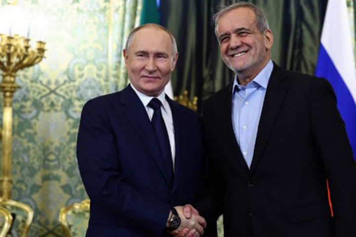 Presiden Iran, Masoud Pezeshkian, bertemu Presiden Rusia, Vladimir Putin, pada Jumat, 17 Januari 2025, beberapa jam setelah tiba di Moskow, untuk membahas kemitraan strategis dan upaya meningkatkan kerja sama di semua sektor.