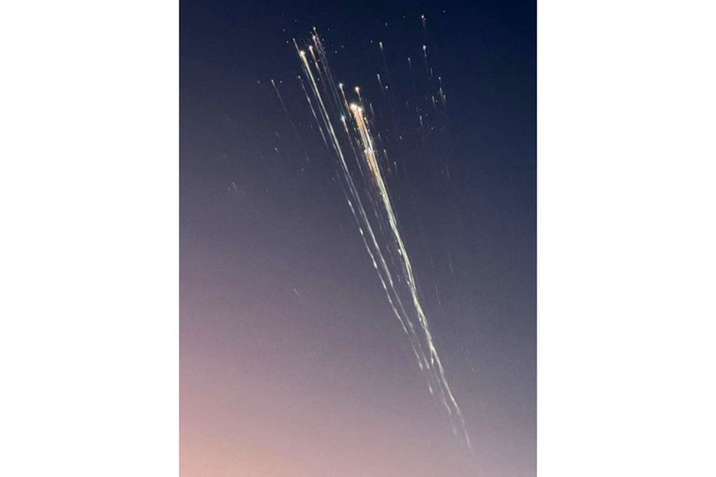 Roket Starship SpaceX meledak di luar angkasa beberapa menit setelah diluncurkan dari Texas, Kamis,  16 Januari 2025. Insiden tersebut mengirimkan jejak puing-puing yang menyala bak meteor di langit.