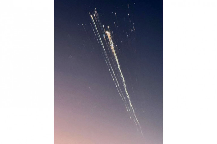 Roket Starship SpaceX meledak di luar angkasa beberapa menit setelah diluncurkan dari Texas, Kamis,  16 Januari 2025. Insiden tersebut mengirimkan jejak puing-puing yang menyala bak meteor di langit.