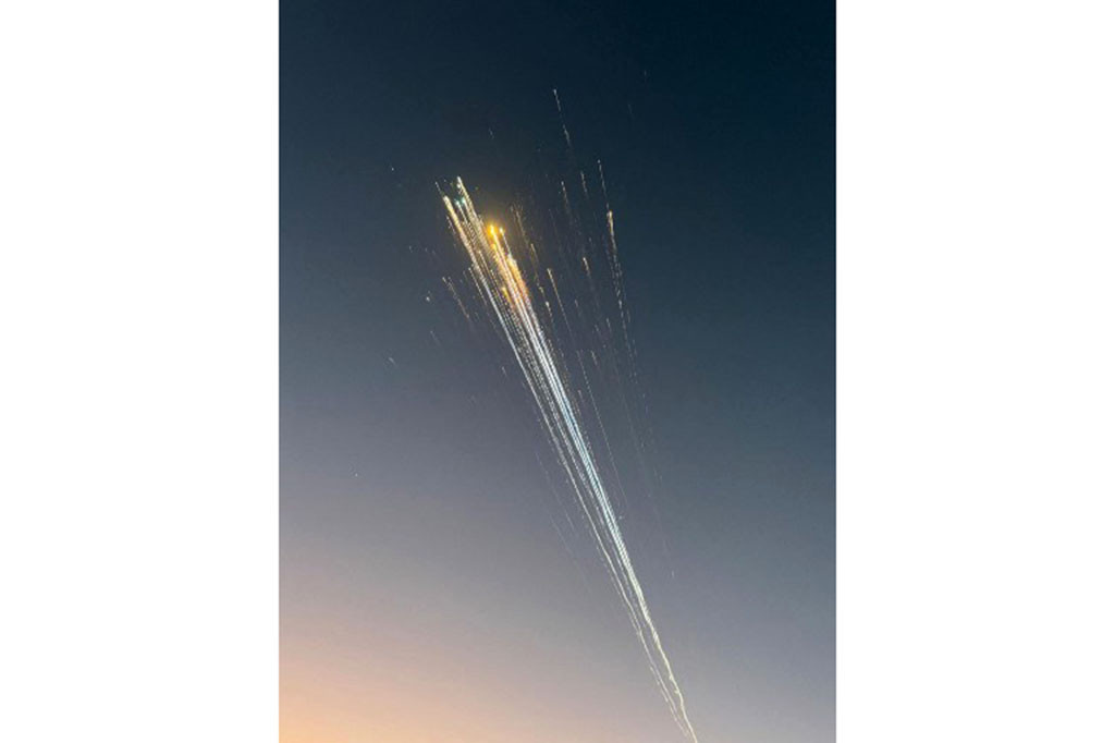 Kontrol misi SpaceX kehilangan kontak dengan Starship yang membawa muatan uji pertama berupa satelit tiruan tetapi tanpa awak, delapan menit setelah lepas landas dari fasilitas roket Texas Selatan pada pukul 5:38 p.m. EST (2238 GMT).