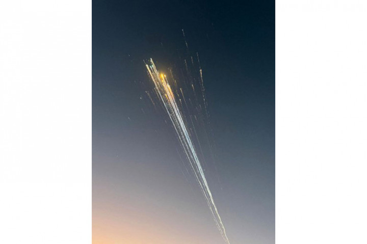 Kontrol misi SpaceX kehilangan kontak dengan Starship yang membawa muatan uji pertama berupa satelit tiruan tetapi tanpa awak, delapan menit setelah lepas landas dari fasilitas roket Texas Selatan pada pukul 5:38 p.m. EST (2238 GMT).