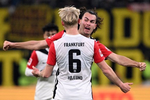 Dortmund kemudian menambah daya gedor dengan memasukkan sejumlah pemain menyerang, tapi justru Frankfurt yang mencetak gol ketika Hojlund mencuri bola dari Emre Can, dan bergerak maju sebelum mengunci kemenangan 2-0. 