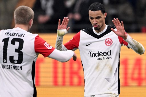 Hugo Etikite memecah kebuntuan bagi Frankfurt pada menit ke-18. Rasmus Kristensen memanfaatkan kelengahan pertahanan Dortmund dengan berlari kencang di sisi kiri, ia kemudian mengirimkan umpan silang untuk dikonversi menjadi gol oleh Etikite.