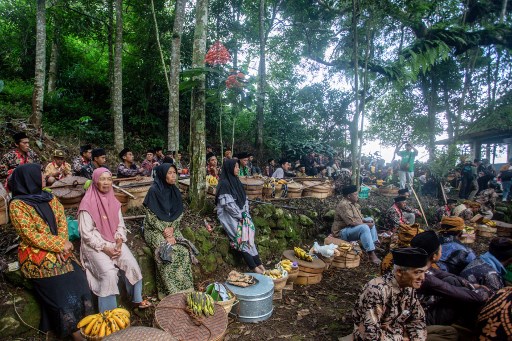 Tradisi turun temurun yang dilaksanakan setiap hari Jumat Wage, Bulan Rejeb, penanggalan Jawa itu sebagai wujud syukur kepada Tuhan dan penghormatan terhadap tokoh penyebar agama Islam Ki Ageng Makukuhan, dan saat ini menjadi salah satu agenda wisata budaya di Kabupaten Temanggung.