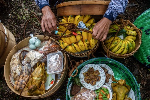 Pada ritual itu warga membawa tenong berisi nasi, ingkung ayam kampung, sayur, buah-buahan, jajan pasar, serta minuman. Dipimpin tokoh agama setempat warga berdoa pada Tuhan agar dilimpahkan rizki, terbebas dari marabahaya, dan  kesejahteraan yang meningkat.