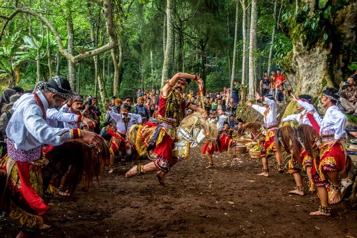 Tradisi tersebut dimeriahkan dengan pementasan seni kuda lumping atau jaran kepang, termasuk ritual jamasan atau memandikan kuda lumping dengan air kembang. 