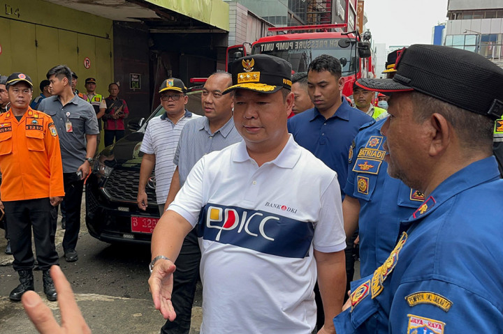 Penjabat (Pj) Gubernur DKI Jakarta Teguh Setyabudi meninjau langsung lokasi kebakaran yang menghanguskan Glodok Plaza, Taman Sari, Jakarta Barat, Sabtu, 18 Januari 2025. 