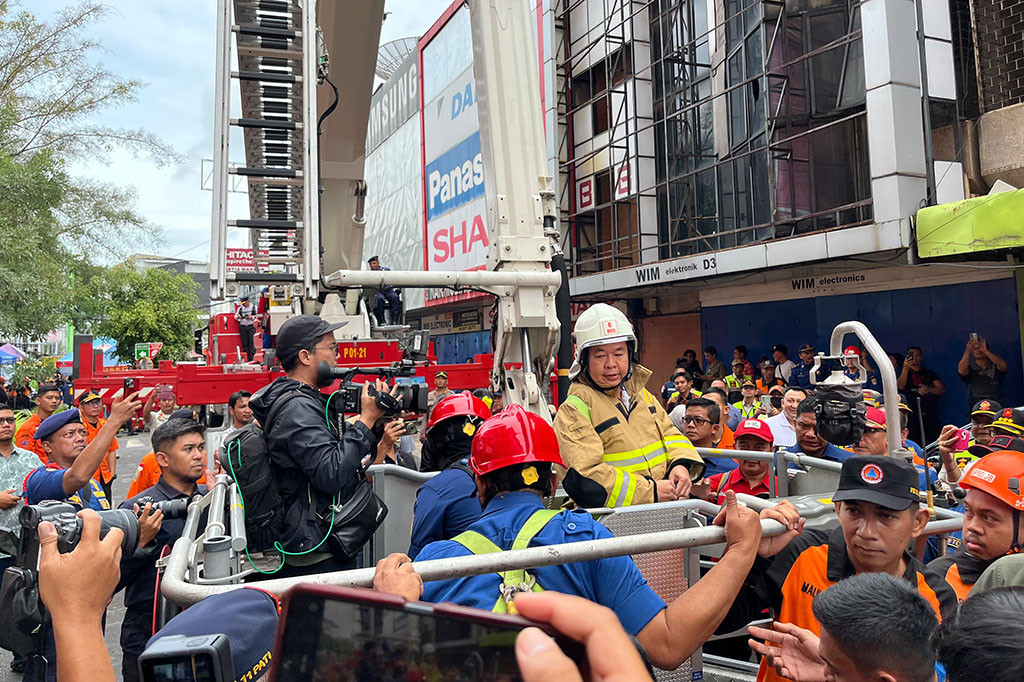 Didampingi Pelaksana tugas (Plt) Kepala Dinas Gulkarmat DKI Jakarta Satriadi Gunawan menggunakan Bronto SkyLift, Teguh melihat lebih dekat puing-puing pascakebakaran.