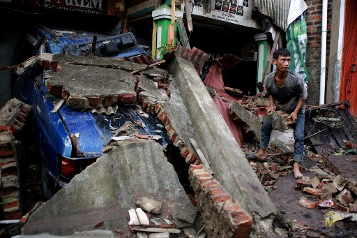Banjir yang melanda daerah-daerah di Bandarlampung memiliki ketinggian yang berbeda dengan paling rendah sepinggang orang dewasa.