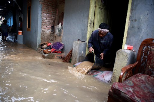 Diketahui hujan lebat yang mengguyur Kota Bandarlampung pada Jumat dengan intensitas tinggi dan jangka waktu yang cukup lama membuat sejumlah wilayah di kota setempat terdampak banjir yang cukup parah.