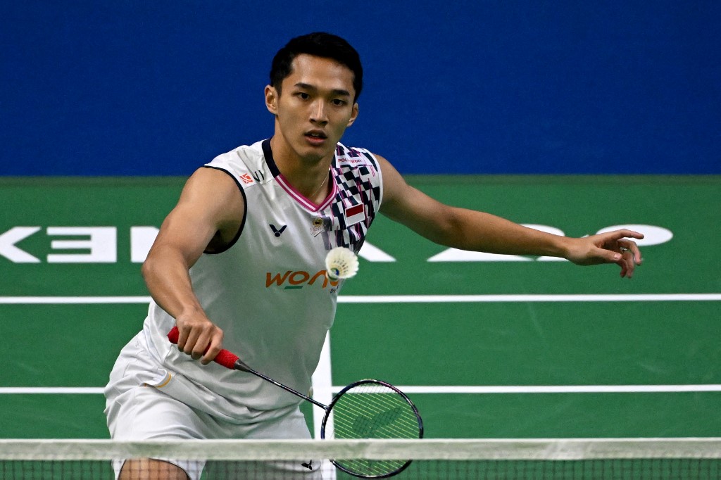 Jonatan menelan kekalahan dari peraih medali emas Olimpiade dua kali itu melalui drama rubber game sengit dengan skor 21-17, 14-21, 15-21.