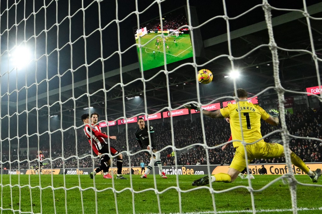Di sisi lain, Brentford terpaksa tampil defensif untuk menahan gempuran Liverpool. Kemudian, mereka juga kerap gagal memanfaatkan serangan balik karena striker Bryan Mbeumo dijaga ketat oleh lini belakang The Reds. Dengan begitu, laga berakhir dengan skor 2-0 untuk kemenangan tim tamu.