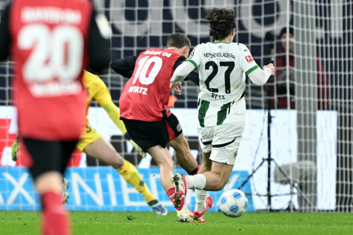 Bintang anyar tim nasional Jerman itu mencetak gol pertamanya pada menit ke-32 dan melengkapinya dengan eksekusi penalti pada menit ke-62. Patrick Schick menambahkan gol ketiga Leverkusen pada menit ke-74,
sedangkan Gladbach hanya memperoleh gol hiburan semenit memasuki waktu tambahan pengujung laga melalui Tim Kleindienst, demikian catatan laman resmi Bundesliga.