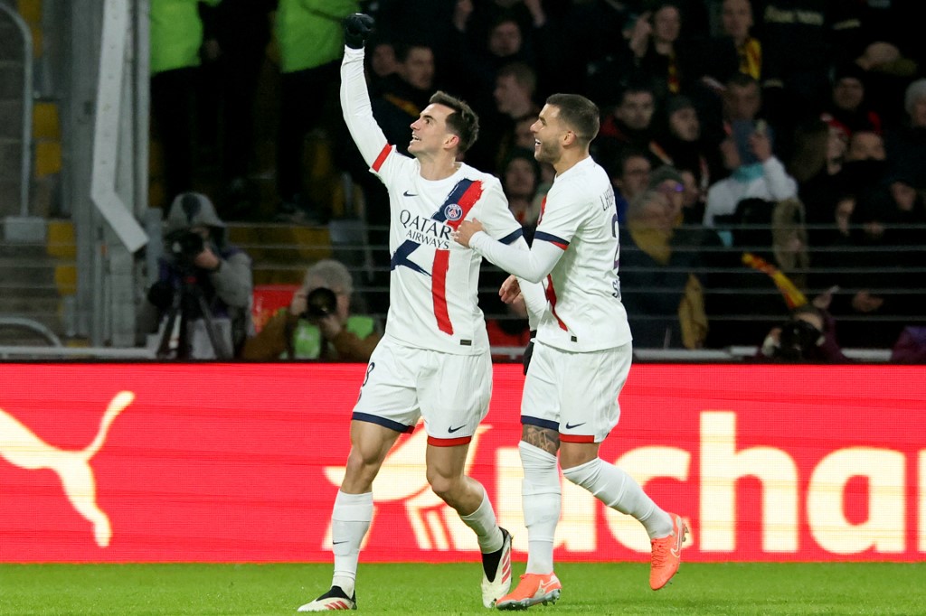 Pada pertandingan ini, PSG lebih menguasai pertandingan. Mereka menciptakan dua peluang awal pada 20 menit pertama melalui tembakan Fabian Ruiz dan Desire Doue. Namun, tembakan kedua pemain itu masih diselamatkan kiper Lens Herve Koffi.