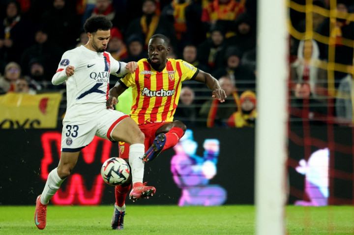 Paris Saint-Germain (PSG) unggul 10 poin di puncak klasemen sementara Liga Prancis setelah membungkam Lens dengan skor 2-1 di Stade Bollaert-Delelis, Sabtu, 19 Januari 2025.