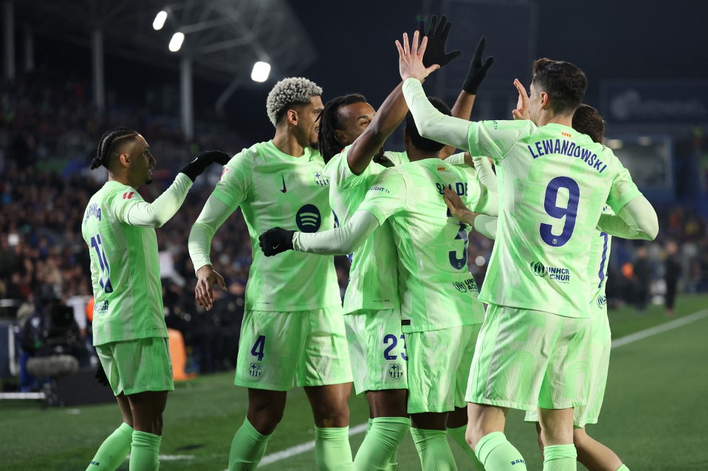 Skuad asuhan Hansi Flick saat ini berada di urutan ketiga dengan 39 poin, tertinggal empat poin dari Real Madrid di posisi dua dan lima poin dari Atletico Madrid yang memuncaki klasemen, demikian yang dilansir laman resmi Liga Spanyol.