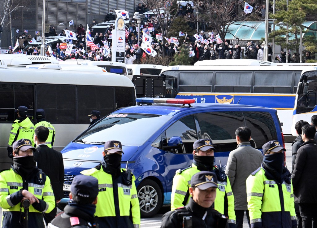 Yoon Suk Yeol, presiden Korea Selatan yang dimakzulkan, muncul di sidang pengadilan untuk membela keputusannya menetapkan darurat militer pada Desember dan menghalangi upaya penyidik untuk memperpanjang penahanannya, kantor berita Yonhap melaporkan pada Sabtu, 18 Januari 2025.