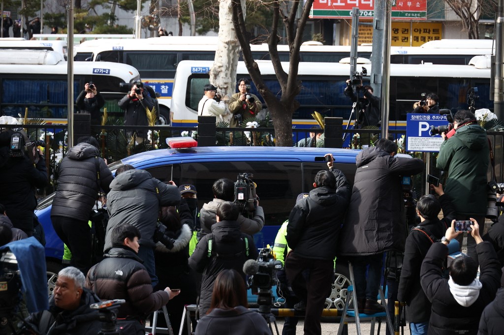 Persidangan di Seoul itu akan menjatuhkan putusan pada Sabtu, 18 Januari 2025 malam terhadap permohonan Badan Investigasi Korupsi untuk Pejabat Tinggi (CIO) untuk secara resmi menahan Yoon.