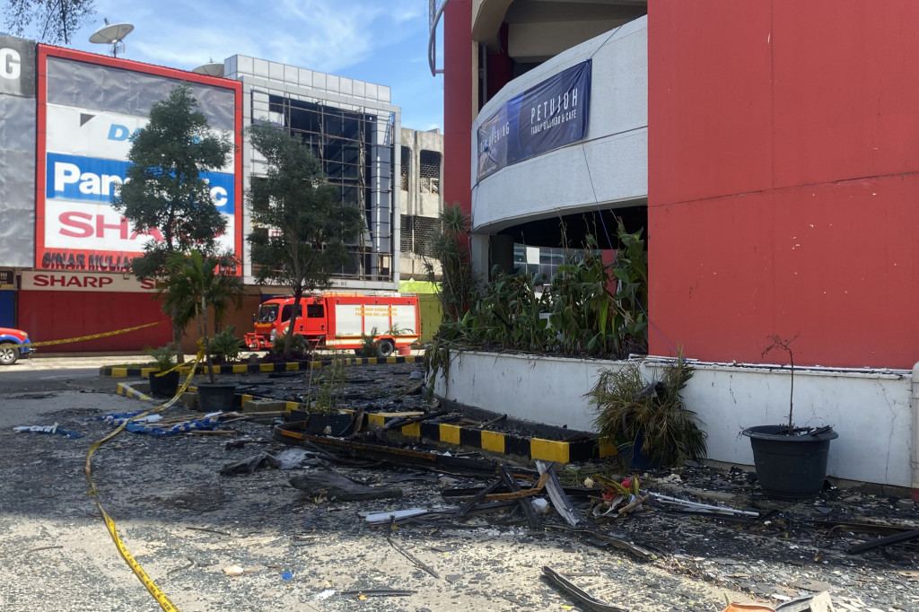 Kebakaran terjadi di Glodok Plaza, Kelurahan Mangga Besar, Kecamatan Taman Sari, Jakarta Barat, pada Rabu, 15 Januari 2025. Angga mengatakan penyebab pasti kebakaran Glodok Plaza belum diketahui.