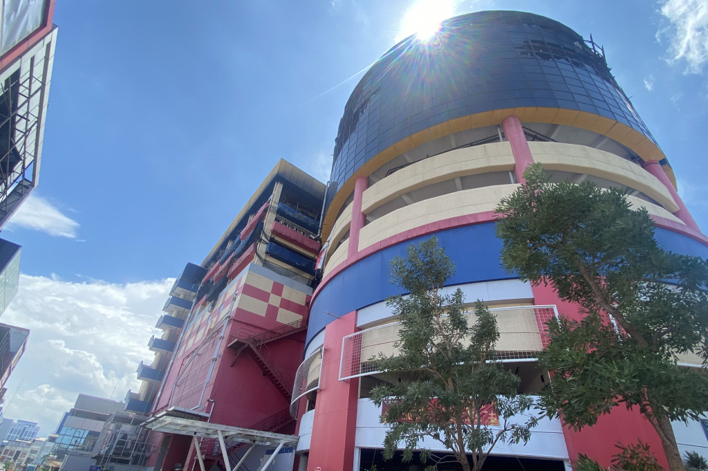 Marketing Glodok Plaza, Angga Aditya menceritakan kronologi kebakaran yang terjadi di Glodok Plaza beberapa waktu lalu. Angga menyebut api bermula dari tenan bernama Tiara.