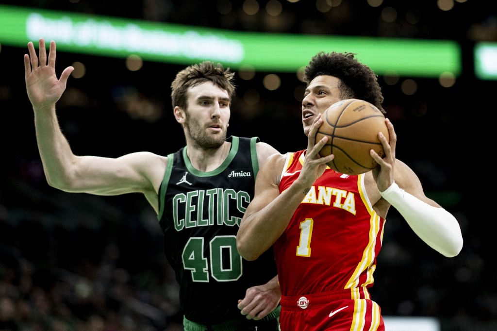 Mengutip laman NBA, Trae Young menjadi motor serangan Hawks dengan mencetak 28 poin dan 12 assist, sementara Daniels tampil solid dengan menyumbangkan 23 poin, termasuk jumper penting pada menit terakhir overtime. Onyeka Okongwu memastikan kemenangan lewat dua lemparan bebas dengan 11 detik tersisa.