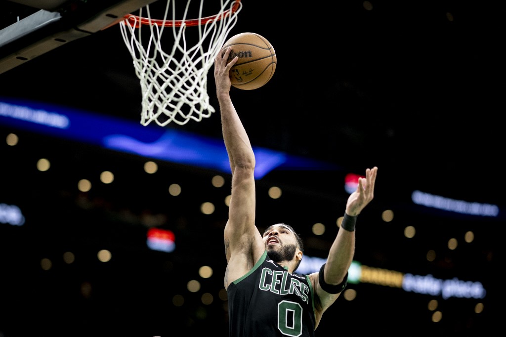 Atlanta Hawks mencatat kemenangan dramatis atas juara NBA 2024, Boston Celtics, dengan skor 119-115 melalui babak perpanjangan waktu pada laga yang digelar di TD Garden Arena, Boston, Minggu, 19 Januari 2025, lewat aksi clutch atau permainan kunci Dyson Daniels dan Onyeka Okongwu pada menit-menit akhir.