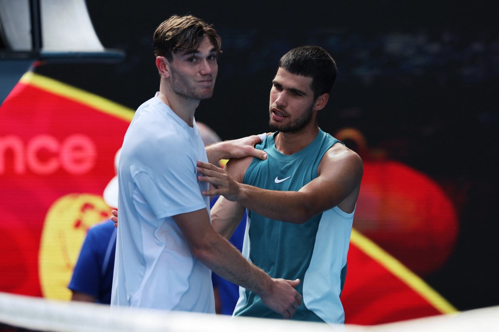 Draper memutuskan untuk mundur setelah Alcaraz memperbaiki kesalahan set pertama dengan gemilang di Rod Laver Arena. Unggulan ketiga itu mengukir keunggulan awal 5-2 dan memegang kendali penuh ketika ia
menghasilkan serangkaian permainan yang tidak menentu sehingga petenis Inggris itu menyamakan kedudukan menjadi 5-5.