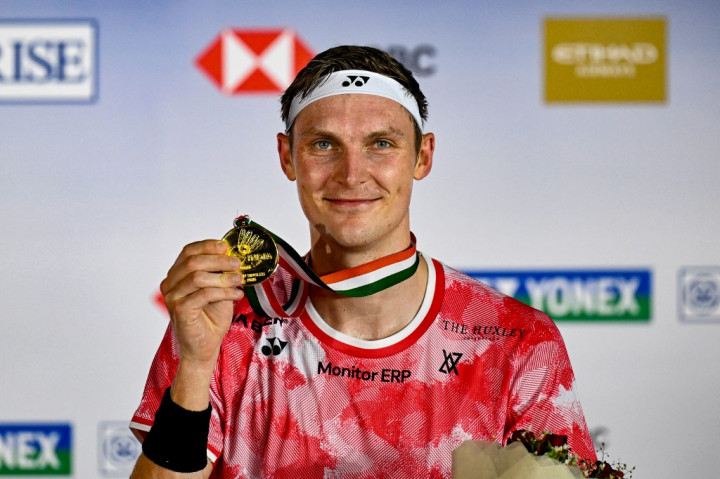 Dalam pertandingan yang semula diperkirakan berlangsung ketat, Axelsen menunjukkan dominasi setelah sempat tertinggal 2-6 di awal gim pertama.