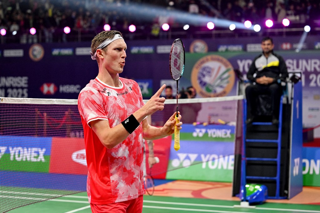 Juara Olimpiade Paris 2024, Viktor Axelsen dari Denmark, mengamankan gelar ketiganya di India Open 2025 setelah mengalahkan Lee Cheuk Yiu dari Hong Kong dengan skor 21-16, 21-8 di partai final yang digelar di KD Jadhav Indoor Hall, Minggu, 19 Januari 2025.