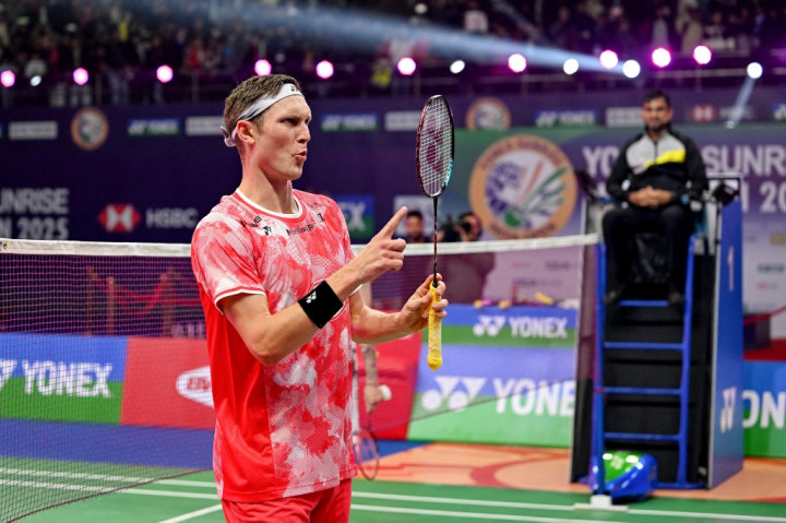 Juara Olimpiade Paris 2024, Viktor Axelsen dari Denmark, mengamankan gelar ketiganya di India Open 2025 setelah mengalahkan Lee Cheuk Yiu dari Hong Kong dengan skor 21-16, 21-8 di partai final yang digelar di KD Jadhav Indoor Hall, Minggu, 19 Januari 2025.