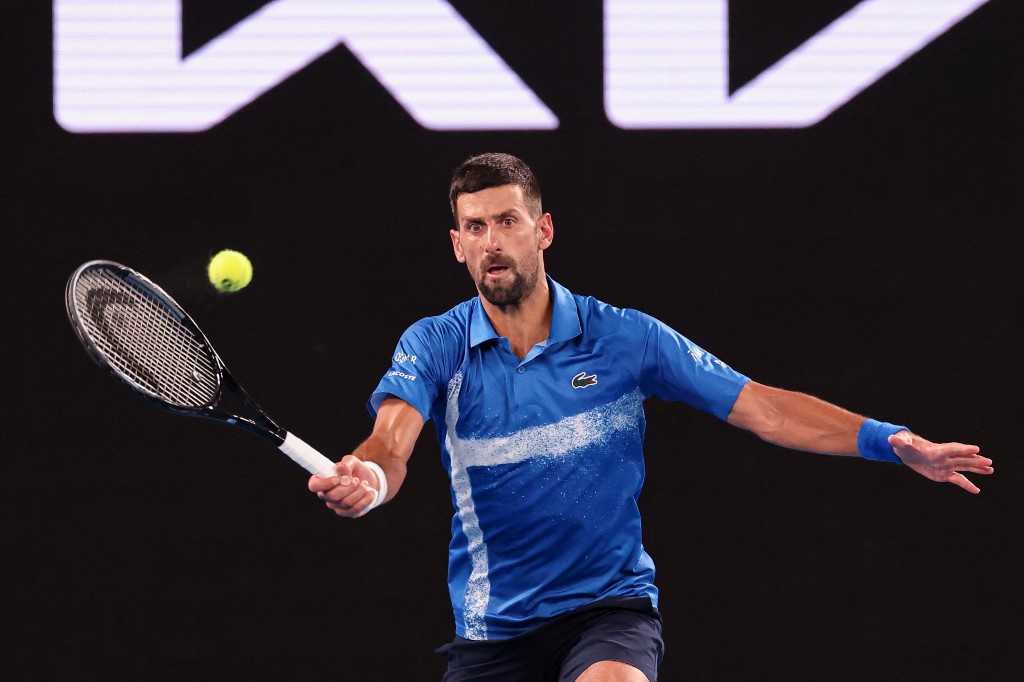 Novak Djokovic melaju ke perempat final Australian Open 2025 setelah mengalahkan unggulan ke-24 Jiri Lehecka 6-3, 6-4, 7-6(4) dalam laga berdurasi dua jam 39 menit di Rod Laver Arena, Melbourne, Minggu, 19 Januari 2025.
