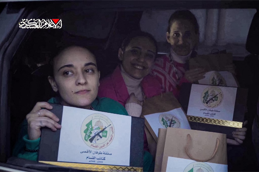 Kelompok perlawanan Palestina, Hamas, menyerahkan tiga sandera Israel pertama yang mereka bebaskan kepada Palang Merah dalam rangka implementasi tahap pertama kesepakatan gencatan senjata dan
pertukaran tahanan.