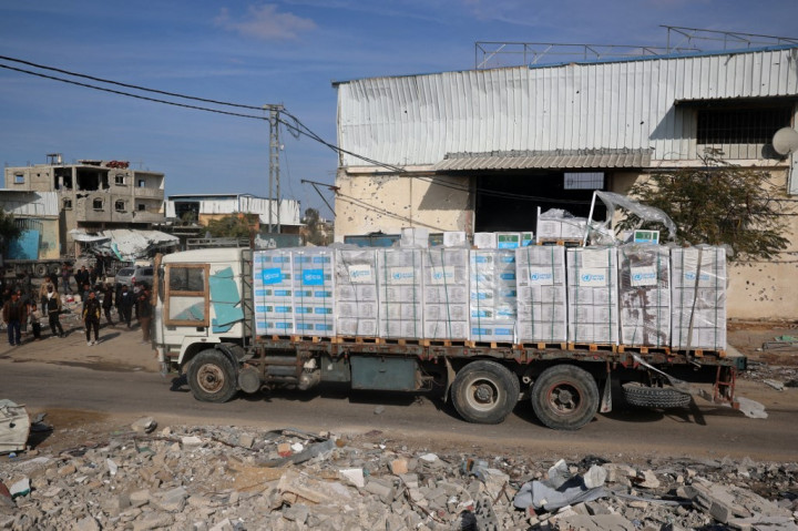 Sumber itu mengatakan bahwa truk bantuan kemanusiaan yang memasuki Gaza tersebut membawa bahan bakar, pasokan alat medis, serta makanan termasuk sayuran dan buah-buahan.