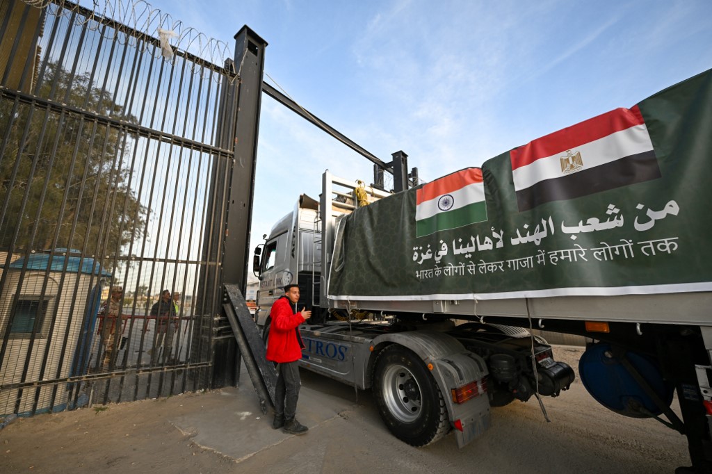 Lebih dari 550 truk yang membawa bantuan kemanusiaan berhasil memasuki Jalur Gaza melalui titik perbatasan Rafah pada hari pertama berlakunya gencatan senjata, Minggu, 19 Januari 2025 waktu setempat.