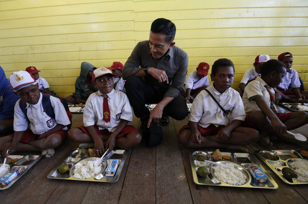 Panglima Komando Gabungan Wilayah Pertahanan (Kogabwilhan) III, Letjen Bambang Terisnohadi meninjau langsung menu Makan Bergizi Gratis (MBG) perdana serta distribusinya kepada pelajar di SD Santo Michael Bilogae, Distrik Sugapa, Kabupaten Sugapa, Intan Jaya, Papua Tengah, Senin, 20 Januari 2025. 