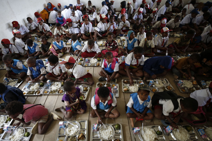 Makan Bergizi Gratis (MBG) perdana di SD Santo Michael Bilogae, Distrik Sugapa, Kabupaten Sugapa, Intan Jaya, Papua Tengah, Senin, 20 Januari 2025. 