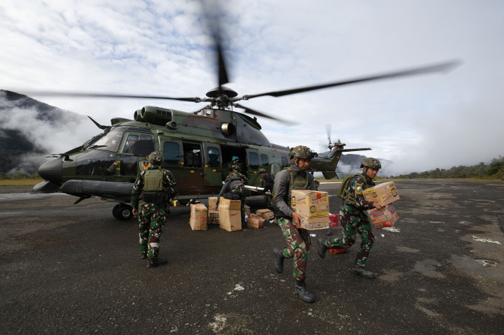 Kementerian Pertahanan melalui Kogabwilhan III mendistribusikan paket Makan Bergizi Gratis (MBG) sebanyak 1000 paket makan diperuntukkan bagi sekolah-sekolah di salah satu daerah rawan konflik di Distrik Sugapa menggunakan helikopter serta diolah di dapur yang dikelola TNI.