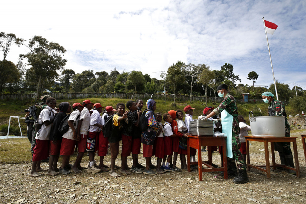 Pada periode pertama yaitu Januari-April 2025 ditargetkan ada 3 juta penerima manfaat dari program MBG, lalu pada tahapan selanjutnya April-Agustus 2025 ditargetkan jumlah tersebut bertambah menjadi 6 juta penerima manfaat. 