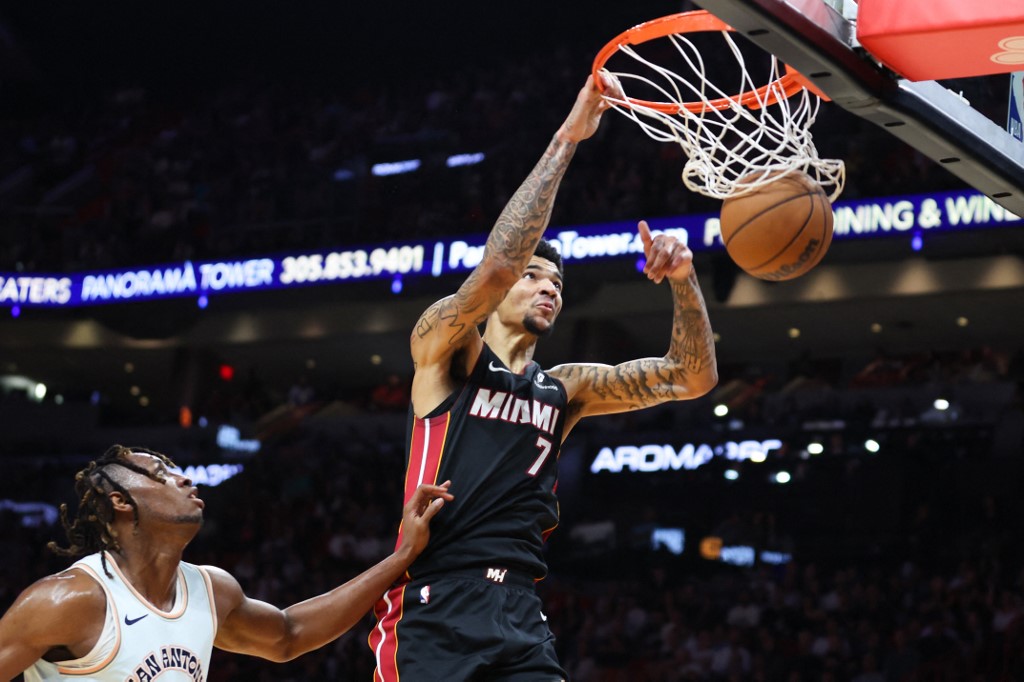 Miami Heat kembali ke jalur kemenangan setelah mengalahkan San Antonio Spurs dengan skor meyakinkan 128-107 dalam laga yang berlangsung di Miami, Florida, pada Senin, 20 Januari 2025 WIB, dengan pemain rookie Kel'el Ware mencetak 25 poin.