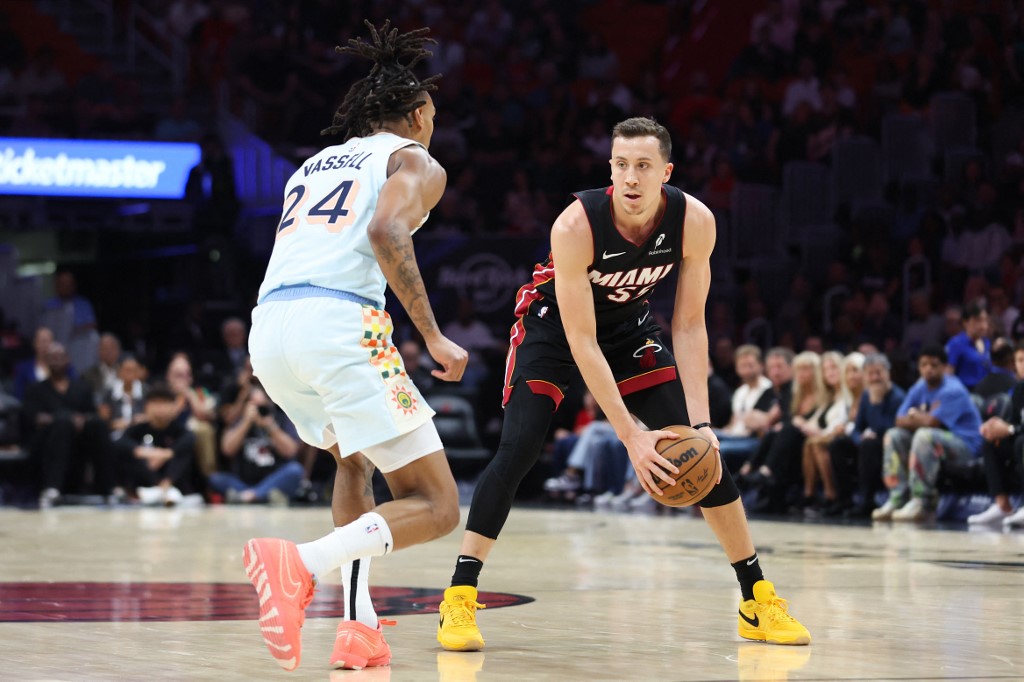 Heat, yang sempat gagal dalam delapan percobaan tiga angka pertama mereka, bangkit dengan mencetak 10 dari 11 tembakan tiga angka berikutnya. Mereka mengakhiri pertandingan dengan efisiensi 18 dari 33 tembakan luar garis.