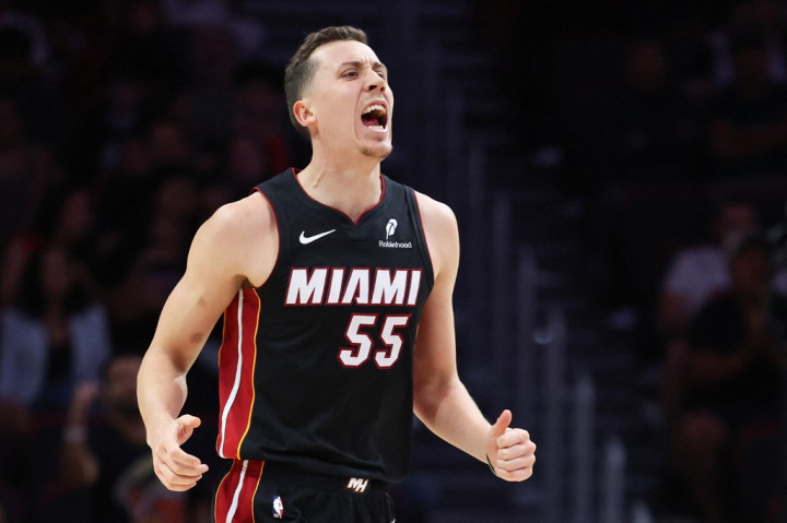 Mengutip data statistik di laman resmi NBA, Duncan Robinson menambahkan 21 poin dengan akurasi impresif dari luar garis tiga poin, yaitu 5 dari 7.