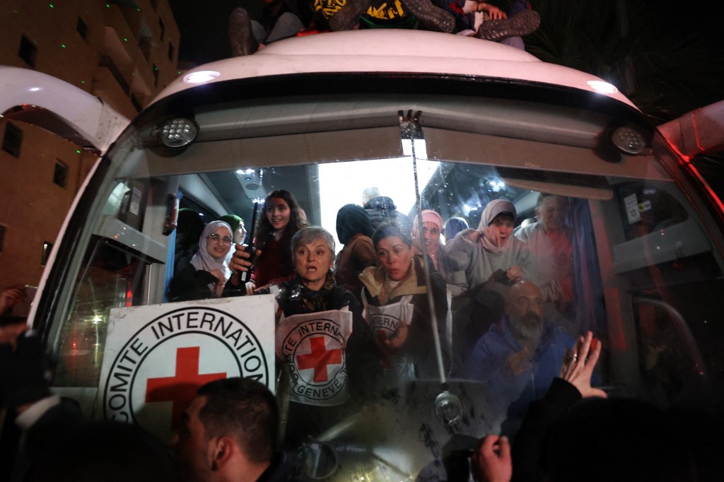 Pembebasan itu merupakan bagian dari kesepakatan gencatan senjata dan pertukaran tawanan antara Israel dan kelompok perlawanan Palestina, Hamas.