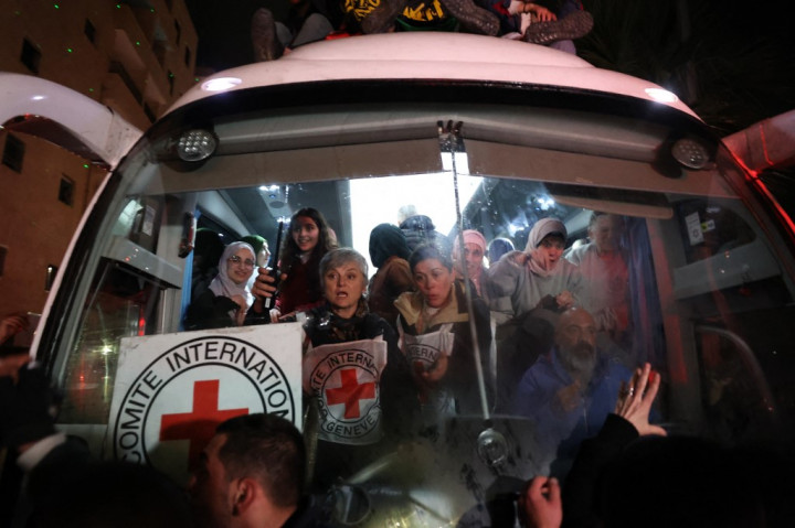 Pembebasan itu merupakan bagian dari kesepakatan gencatan senjata dan pertukaran tawanan antara Israel dan kelompok perlawanan Palestina, Hamas.