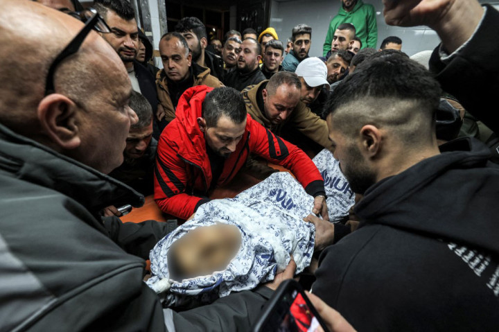 Di Tepi Barat bagian selatan, Bulan Sabit Merah Palestina menyatakan timnya telah membawa dua warga Palestina lainnya terluka ke rumah sakit.