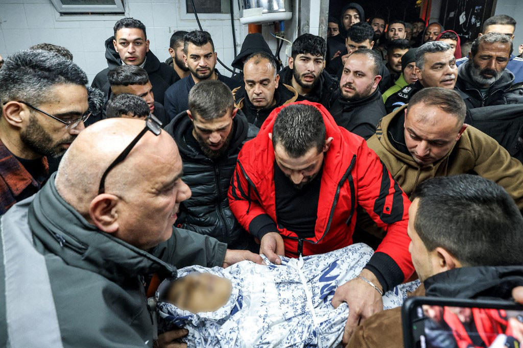 Salah seorang korban adalah seorang remaja berusia 17 tahun yang mengalami luka tembak di tangan, sementara lainnya adalah seorang anak berusia 11 tahun yang terluka selama bentrokan di Kota Idhna.