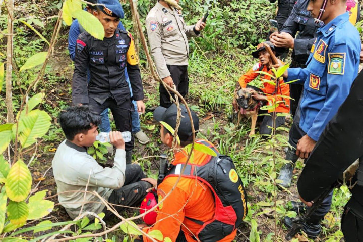 Seorang remaja berusia 17 tahun asal Kabupaten Pidie ditemukan selamat setelah hilang di Gunung Seulawah, Desa Sukadamai Saree, Kecamatan Lembah Seulawah, Kabupaten Aceh Besar. Proses pencarian yang melibatkan tim SAR gabungan ini berlangsung selama dua hari.